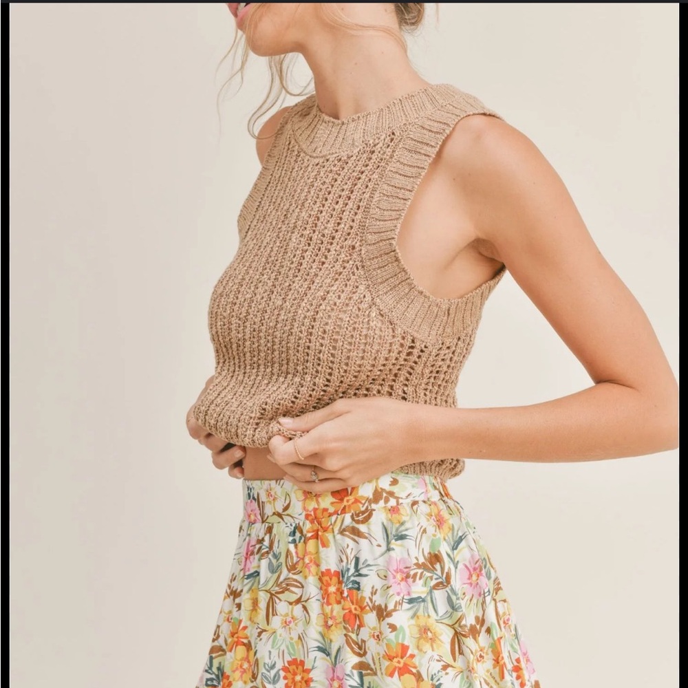 Sadie and Sage cropped sweater tank size M
